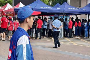 火气上来了！大连vs广州看台实况：球迷突破安保干架，拉都拉不住